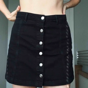  - Supersnygg jeanskjol med knäppning från Gina Tricot. Tappat lite färgen, men är i gott skick.   Kan möta upp i Kristianstad eller Lund, annars står köparen för frakt. 