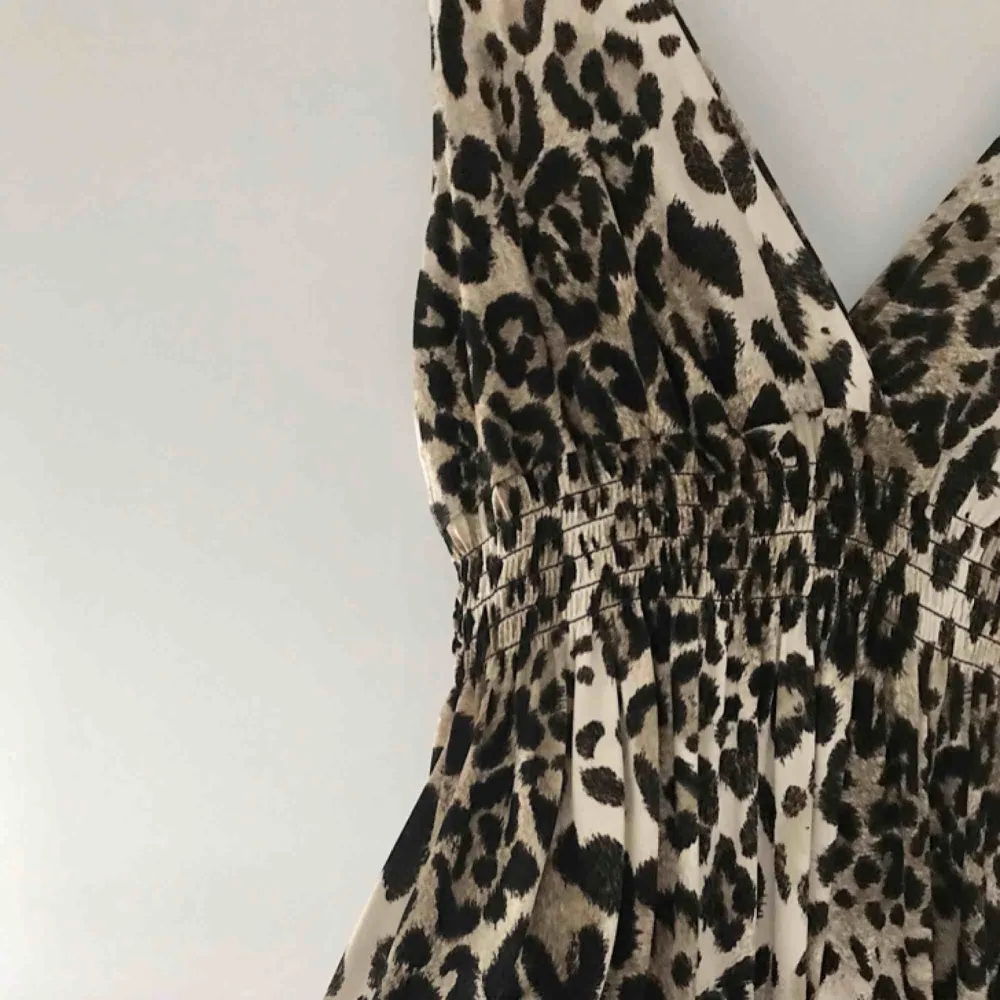 Långklänning med leopardmönster. Köpt i våras och använd en gång! . Klänningar.