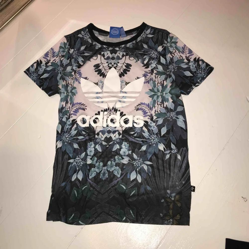 Svin cool Adidas T-shirt köpt i Paris! Säljer då den är lite för liten för mig💖 kontakta mig för att diskutera pris! Passar både XS och S. T-shirts.