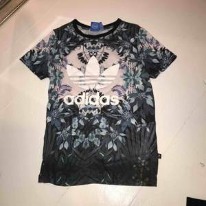 Svin cool Adidas T-shirt köpt i Paris! Säljer då den är lite för liten för mig💖 kontakta mig för att diskutera pris! Passar både XS och S