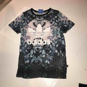  - Svin cool Adidas T-shirt köpt i Paris! Säljer då den är lite för liten för mig💖 kontakta mig för att diskutera pris! Passar både XS och S