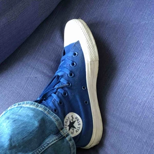  - Blå Converse i fint skick! knappt använda💙💙 köpta för ca 700/800kr