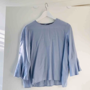  - Blus från Tommy Hilfiger, nypris 1500. Knappt använd.  