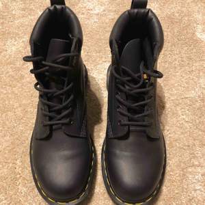 Dr Martens 939 Ben boot i läder, storlek 40  Använda vid 2 tillfällen, som nya!