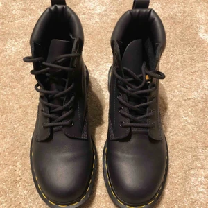  - Dr Martens 939 Ben boot i läder, storlek 40  Använda vid 2 tillfällen, som nya!