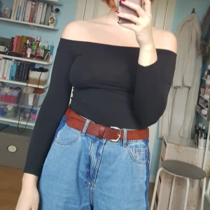  - Enkel svart axellös tröja som kan matchas med nästan vad som helst, perfekt att ha i garderoben!