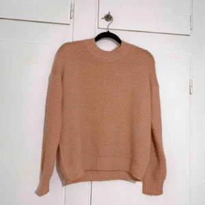  - Jätte svårt att fånga färgen på tröjan men den är ljusrosa/gammel rosa, vid intresse kan jag skicka videos eller fler bilder! Finns i Trollhättan men kan också fraktas 🌼