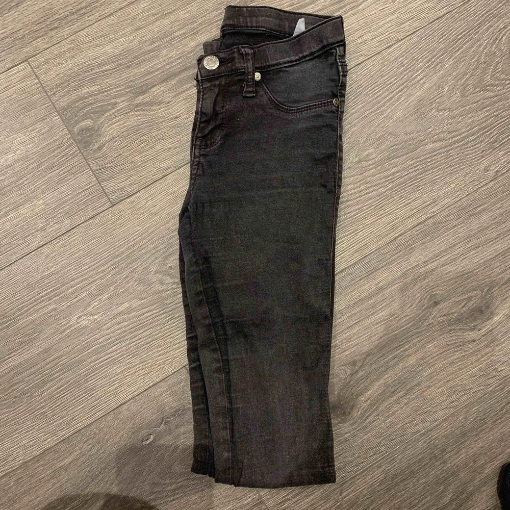 Helt vanliga svarta byxor.  30kr+ frakt. Jeans & Byxor.