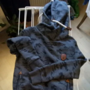  - Tröja storlek S märke Naketano    grå/svart Porto tillkommer 