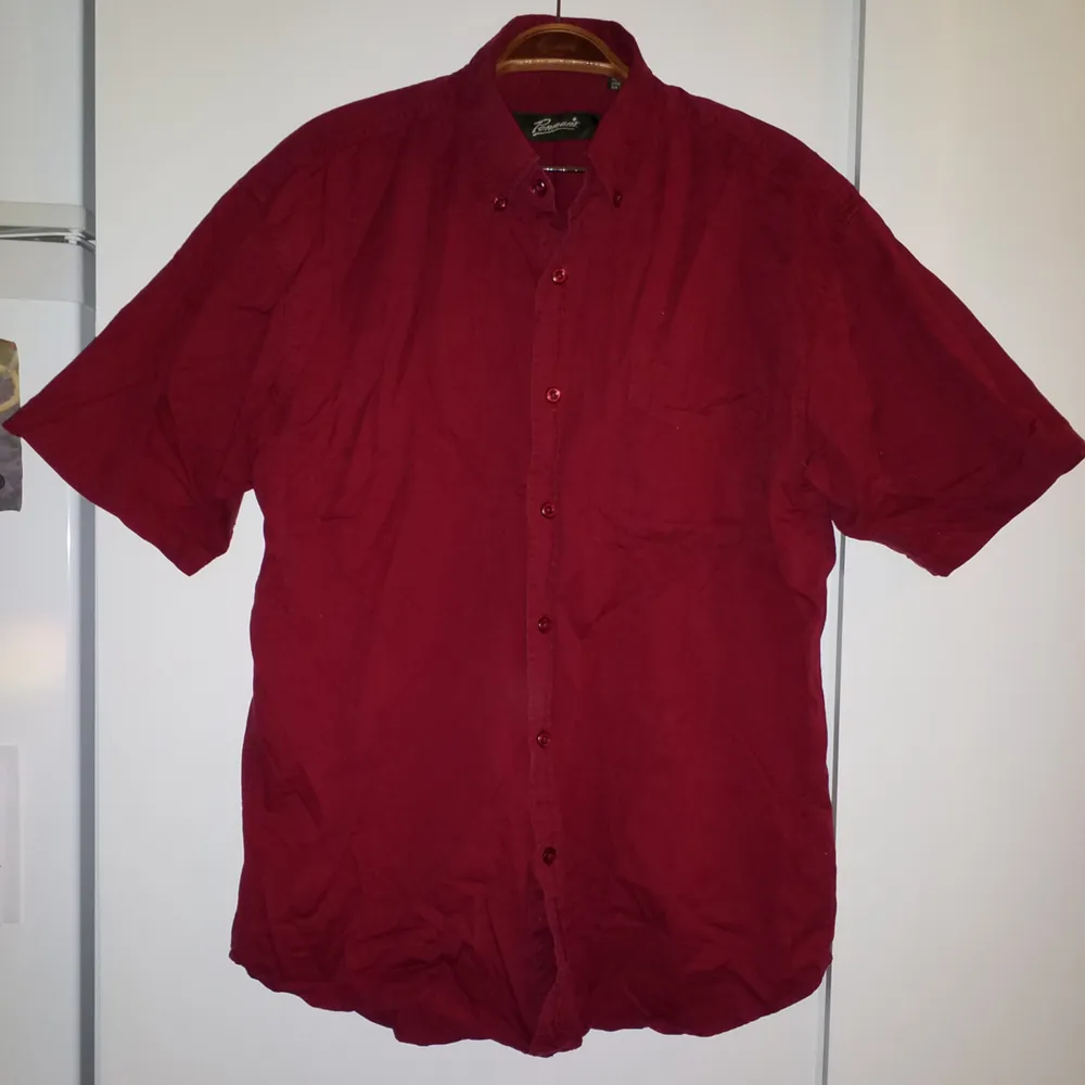 Kortärmad skjorta i fin röd färg. Skjortor.