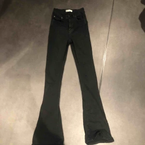  - Perfekt jeans ifrån Gina tricot strl S. Använda en period men inte längre då dom har blivit för små för mig:(