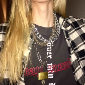  - 💞Säljer alla tre halsbanden separat eller allihop samtidigt💞 frakt: 9kr PRISER:  🔴Tjockare kedja=60kr SÅLD🔴 Tunnare kedja som även går att använda som byxkedja=50kr Fyra kedjor i ett halsband=20kr  Lås+nycklar=30kr