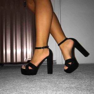  - Svarta klackar från Nelly. Super sköna att gå i men måste rensa ur sånt som jag knappt använder ☹️ använda 2 gånger💞 säljer även ett par klackskor från H&M, köp båda för 199kr💞