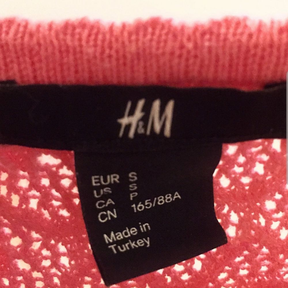 Färg: korall (orange/rosa) Strl: S  Stickad fin tröja från H&M. Fina detaljer. Tre-kvarts ärm. Använd vid 3 tillfällen, dvs gott skick.  Kommer ej till användning och stor garderobsrensning pågår! 130 kr inkl frakt.. Tröjor & Koftor.