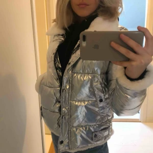  - En jätte mysigt och fin jacka ifrån newyorker som jag kostade 250kr och säljer nu för 130kr plus frakt💖 perfekt till hösten och vintern