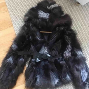  - Pälsjacka, varm med stor luva. Pris går att diskutera 