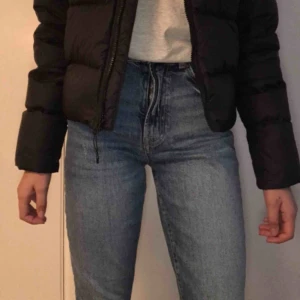  - Ett par asballa ”mom jeans” med handmålat Hokusai motiv på ena bak fickan! 🥺🥰🌊 - Vid fler bilder eller frågor Dm;a mig! 