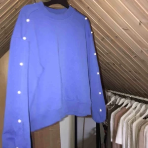  - Sweatshirt i klarblå färg med pärlor på sidorna