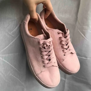  - Superfina mocca skor, perfekt färg nu till hösten. Frakt: 63kr, skriv ifall du har frågor😊❤️