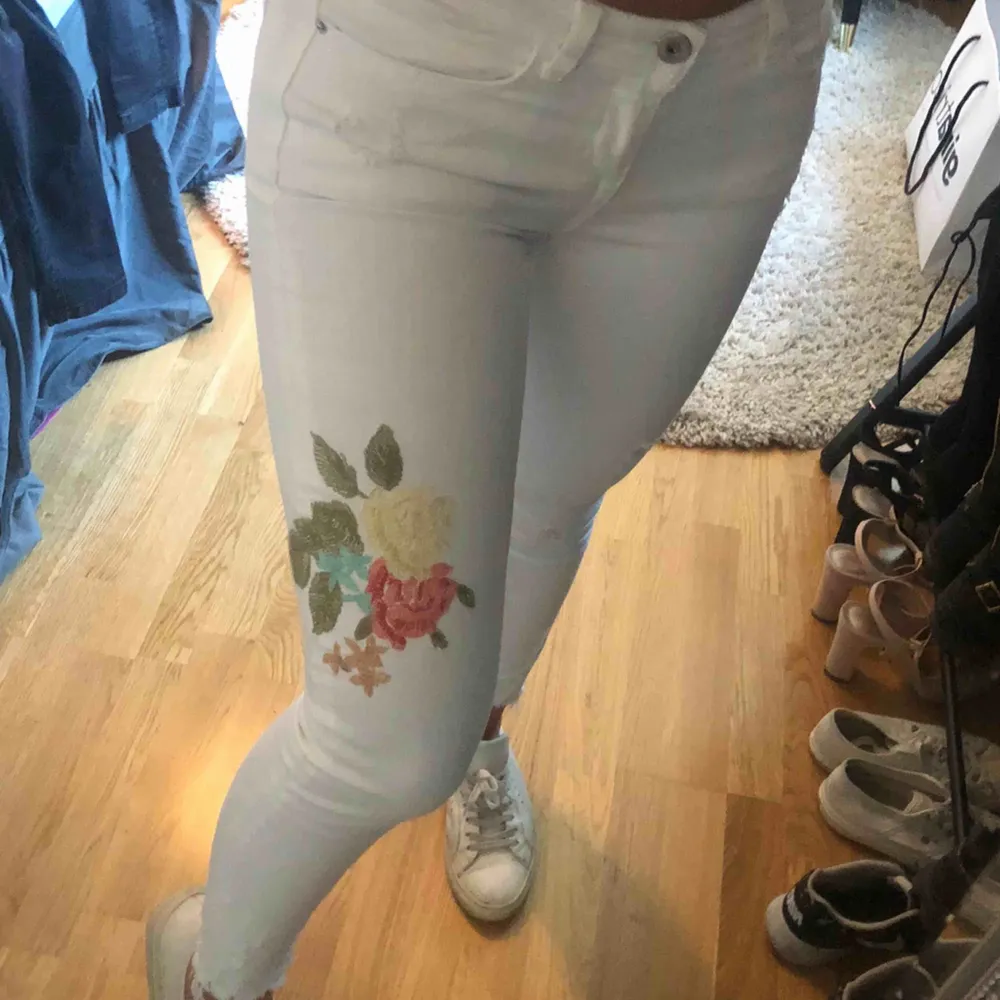 Vita jeans från Zara, väldigt fint skick! . Jeans & Byxor.