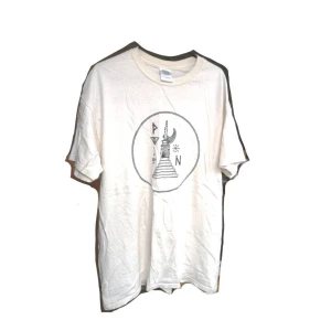  - Den PERFEKTA cremefärgade pösiga t-shirten! Tyget har en mer rustik kvalitet vilket också ger ett mer slitstarkt plagg. Med den helt trendrätta motivet får denna 🔥🔥🔥🔥🔥/🔥🔥🔥🔥🔥