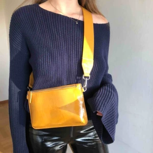  - Carin Wester väska! Aldrig använd. Tillkommer ett smalare axelband. Köparen står för frakt 