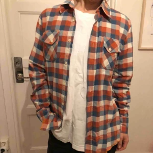  - Nudie-skjorta i fint använt skick