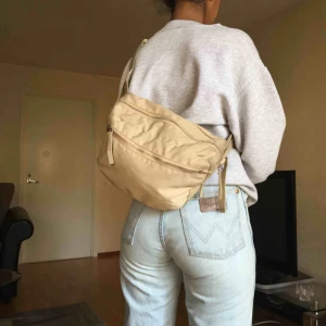  - Väska från monki. Får plats med mycket! Bra skick :) Avgift för frakt tillkommer