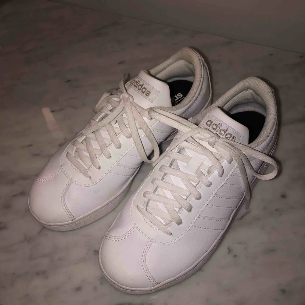 Vita Adidas skor i storlek 36,5, köpta i somras och använts 3 gånger. Fått liknande nya så säljer dessa. Dem är i bra skick och bekväma. Kommer med lådan från när de köptes. Har ni frågor eller vill ha mer bilder så är det bara att skriva:). Skor.