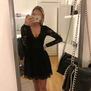  - En jättefin klänning med spets ifrån Nelly. Endast använd få gånger och är fortfarande som ny. Köpare står för frakt. 