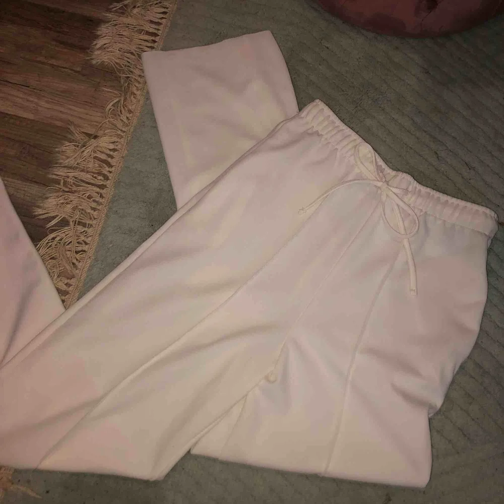 Såå fina vita byxor, använda 1-2 gånger. Går att både klä upp och klä ner! 💛 50 kr frakt. Jeans & Byxor.