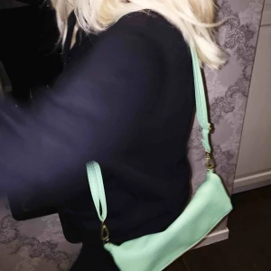  - Söt liten grön väska! Okänt märke💚