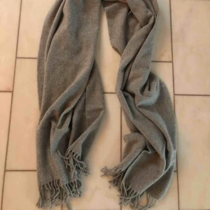  - Halsduk i från Tiger of Sweden i 100 procent lammrull, oanvänd! 