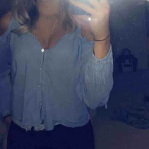  - Topp/blus från HM. Bra skick. Baden vid axlarna kan regleras enkelt.