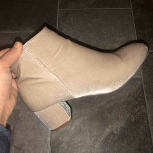  - Supersnygga skor i nyskick, storlek 37