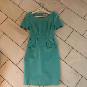  - Fodral klänning ifrån Karen Millen i turkost. Använd 1 gång. 