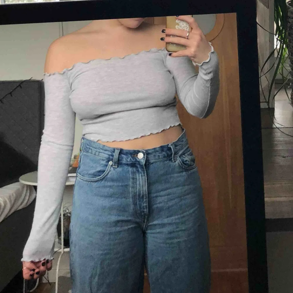 Superfin off-shoulder topp från Brandy Melville. Fint skick. Strl ”one size” den är i stretchigt material så passar de flesta. Toppar.