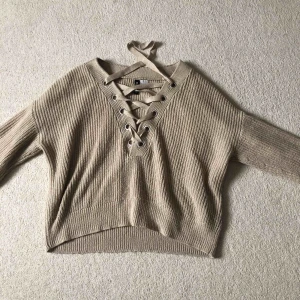  - Oversized stickad tröja från HM. Använd men i gott skick. Snörningen går att justera