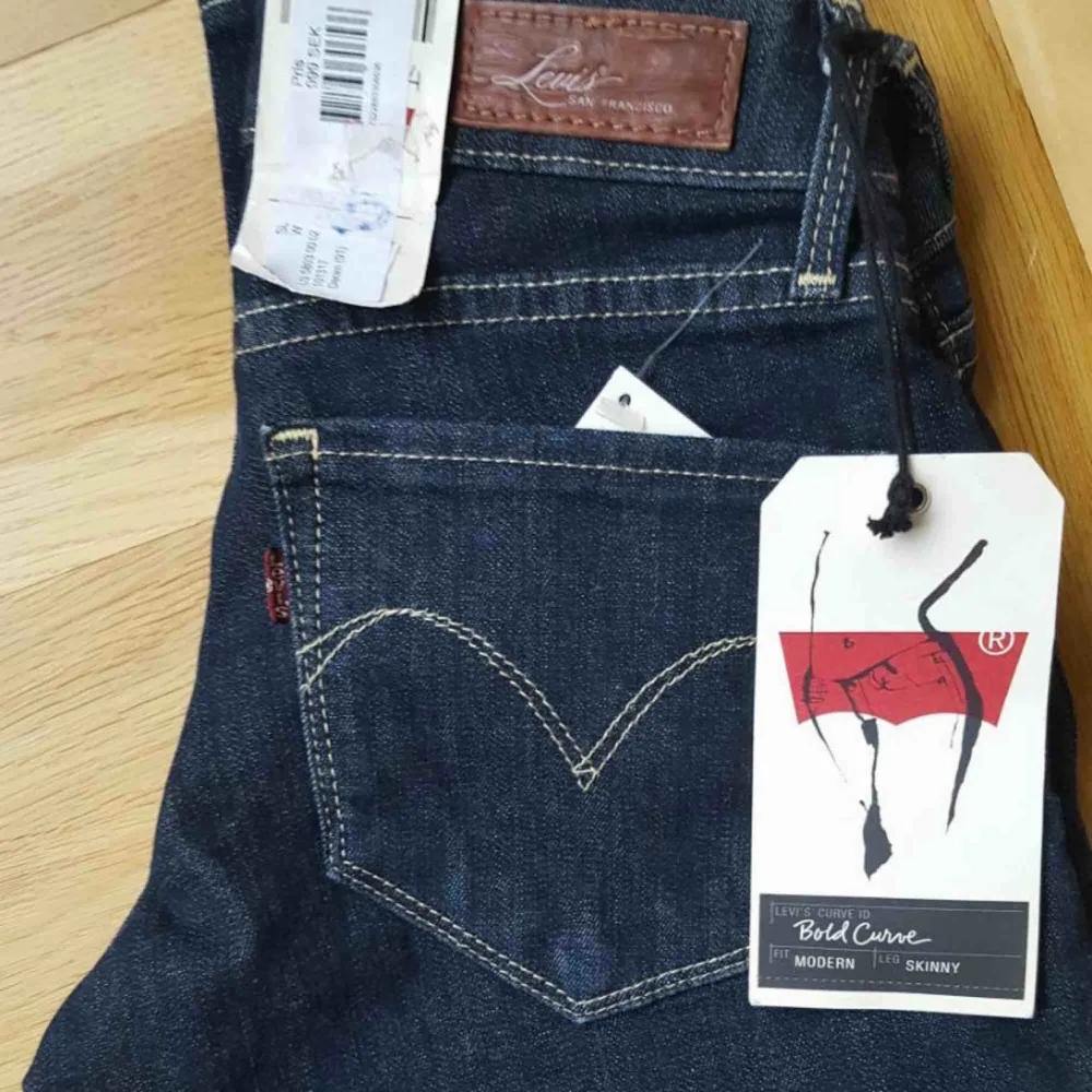 Helt oanvända Levis jeans! Pris kan diskutera. Jeans & Byxor.