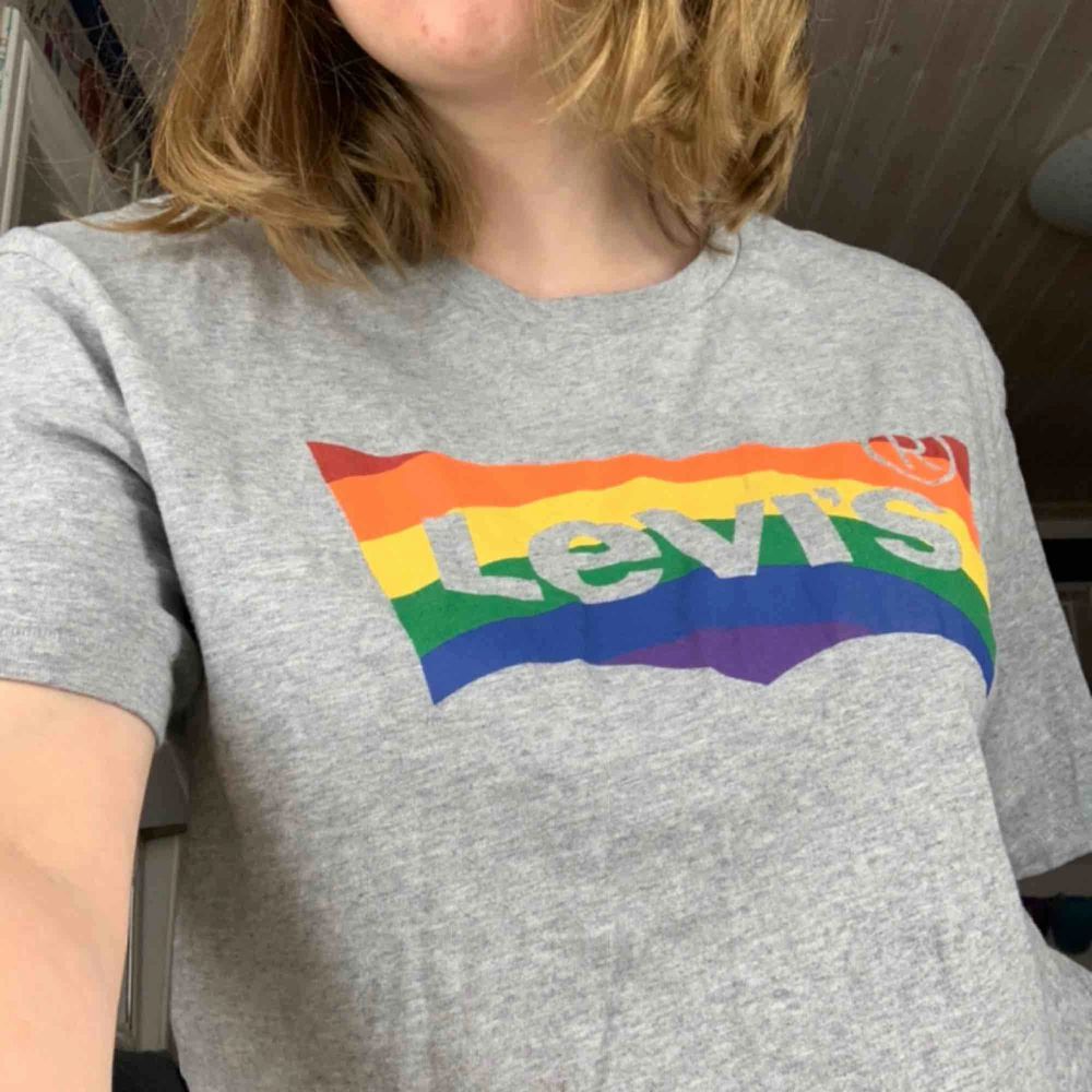 Pride T-shirt från Levis Snygg oversized Fri frakt💞. T-shirts.