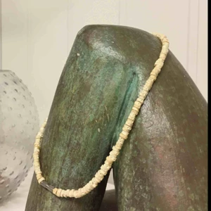  - Snyggt snäckhalsband. Frakten kommer på 9kr extra. 