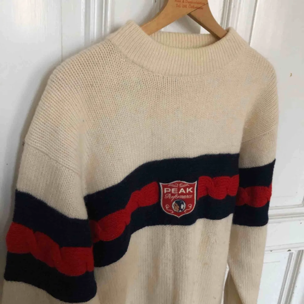 Vintage stickad tröja från Peak Performance. Kan hämtas i Uppsala eller skickas mot fraktkostnad . Stickat.