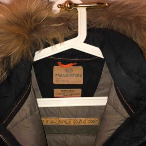  - Säljer min parajumper i modellen Selma, använd en vinter men är i väldigt bra skick!! Frakt står köparen för men kan även mötas upp i hela Stockholm.  Köpt på johnells så den är fullt äkta.  