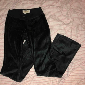  - Svarta bootcut mjukisar från Hollister. Skriv för fler bilder, jag är typ 170 o de är ganska korta på mig i benen