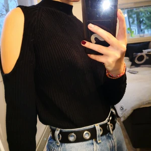  - En mjuk svart stickad tröja från H&M divided med hål på axlarna. Använd men i ganska bra skick, inte nopprig. ❤️ Möts upp i Stockholm, helst på Södermalm.  Om du köper flera saker kan vi komma fram till ett bra paketpris