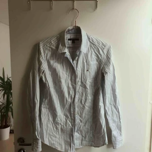  - Skjorta GANT vit/blå-randig. Mycket gott skick (men behöver strykas)