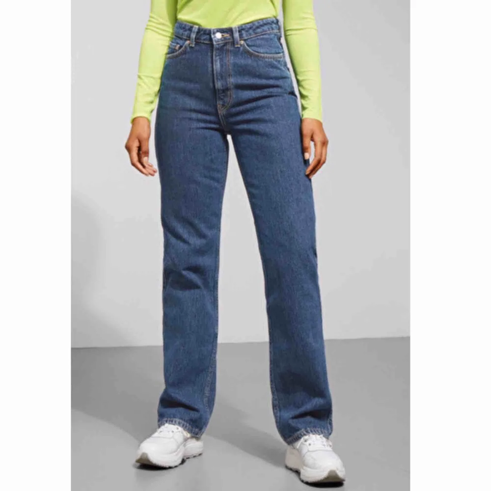 Säljer dessa sjukt snygga jeans från weekday i modellen row! Använda endast 2-3 gånger pga köpte fel storlek!  Frakt ingår i priset 🥰. Jeans & Byxor.