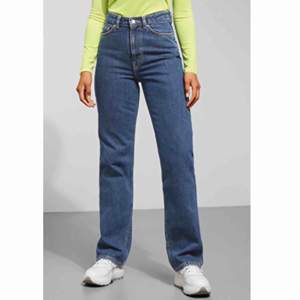 Säljer dessa sjukt snygga jeans från weekday i modellen row! Använda endast 2-3 gånger pga köpte fel storlek!  Frakt ingår i priset 🥰