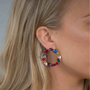  - Färgglatt snygga örhänge 🥰  Frakt tillkommer på 10kr