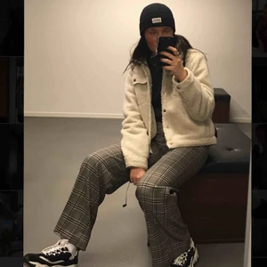  - Säljer dessa rutiga raka byxor för 100kr! Storlek 40. Köparen står för frakt🥰